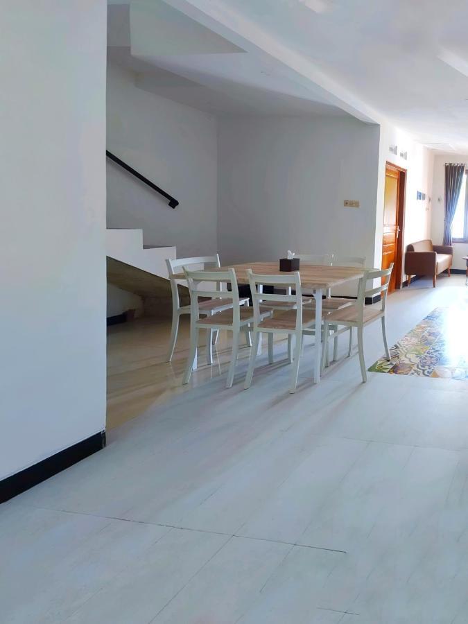 Homestay Omah Putih Bantul Exterior photo